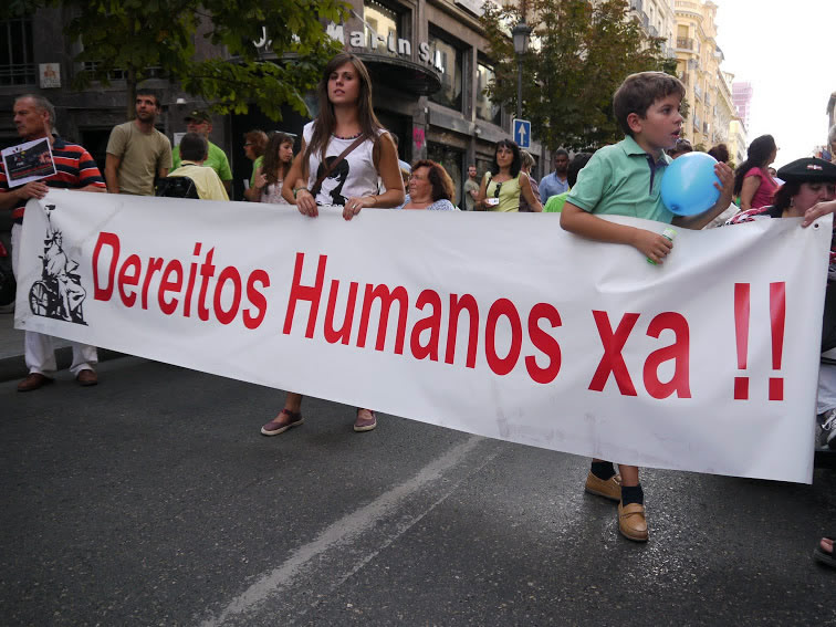 Pancarta coa lenda 'Dereitos humanos xa'
